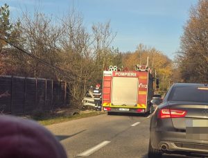 80300f24 c56b 452d 9858 8b890e00e673 - Accident în Băbana! Stâlp căzut pe o mașină
