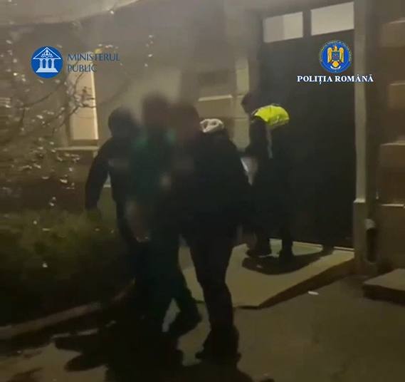 (Video) Lovit și lăsat inconștient pentru un telefon. Bărbat reținut de polițiștii din Costești! 2 retinut