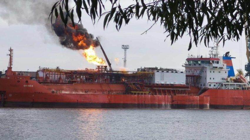 Zeci de români de la granița cu Ucraina - evacuați după ce o navă încărcată cu GPL a luat foc 1 nava care arde langa plauru este sub pavilion turcesc la bord se afla 4 000 de tone de gpl 1024113 - Zeci de români de la granița cu Ucraina - evacuați după ce o navă încărcată cu GPL a luat foc