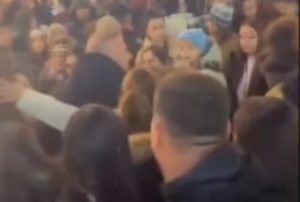 cats 1 - Scandal la Târgul de Crăciun de la Craiova. „Le-a văzut Moș Crăciun! Adio, cadouri!”