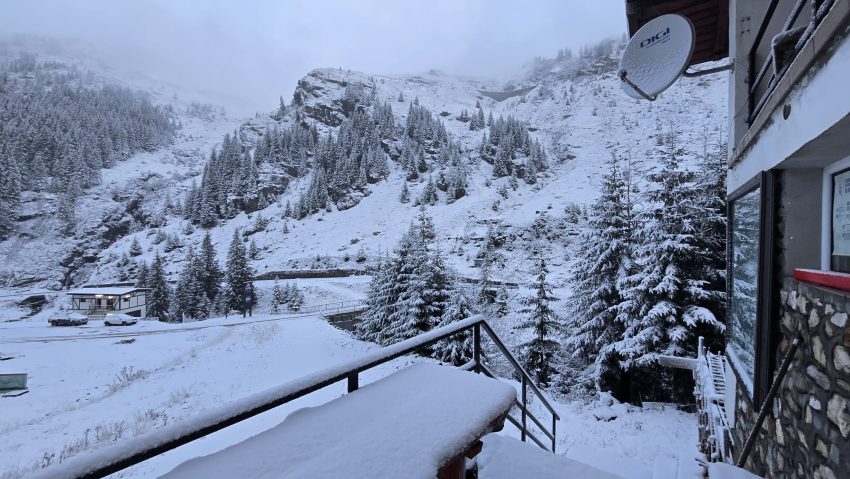 Vreme rece azi, 19 noiembrie. La munte a nins iar Făgărașul s-a îmbrăcat în alb 2 Muntii Fagaras zapada