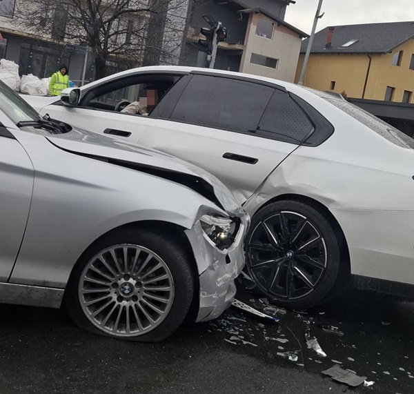 ACUM! Accident în Mioveni! 1 7dcc5a3c b0b5 488f b1bf 7fa962ebcbbc - ACUM! Accident în Mioveni!