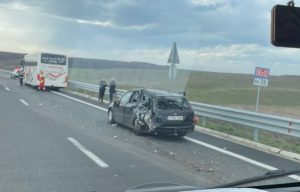 IMG 20251122 WA01392 - Accident pe DEx 12. Impact între un autobuz și o mașină
