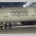 (Video) Imagini virale cu 2 români. Au alergat pe pistă să prindă zborul spre casă! 10 romani fugit avion koln