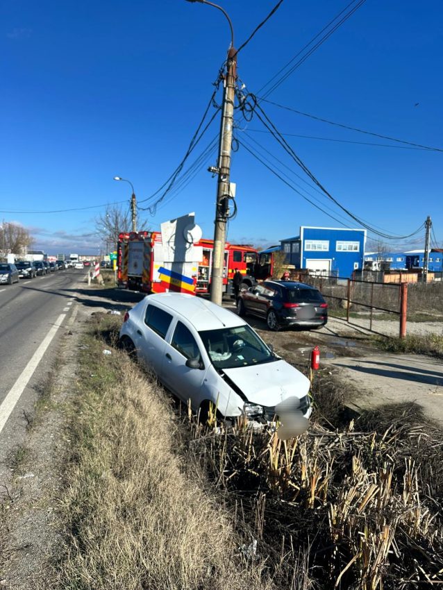 Carambol cu trei mașini pe DN 65! Una a ajuns în șanț 1 ae5fe2be f32f 4a84 b23c 0d3ba8a785d7 - Carambol cu trei mașini pe DN 65! Una a ajuns în șanț