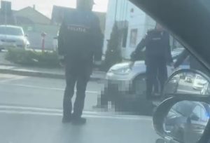 b228b5c0 fb57 4abe a43e 05775f8937a2 - Accident în Războieni. Pieton lovit de o mașină