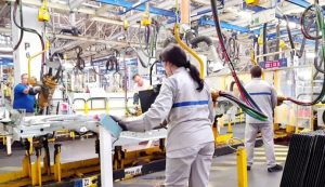 masini dacia - Vești proaste de la Mioveni! Uzina Dacia scade producția cu 165 de autoturisme pe zi