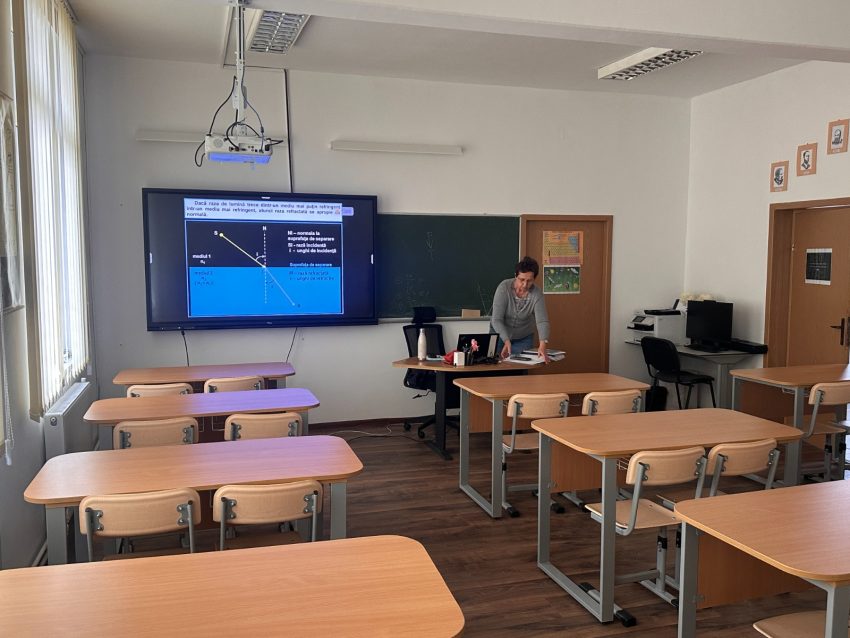 mobilier scoli Costești