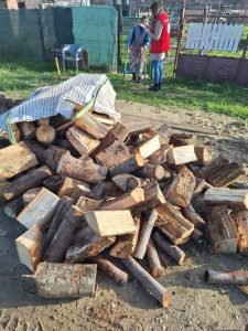 În pragul iernii, lemne de foc pentru familiile vulnerabile din Costești 3 Sursă foto: FB Primăria Orașului Costești, Argeș