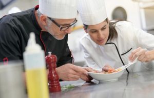 curs ajutor de bucatar 1360x650 1 - Cursuri de formare profesională pentru șomerii din Argeș