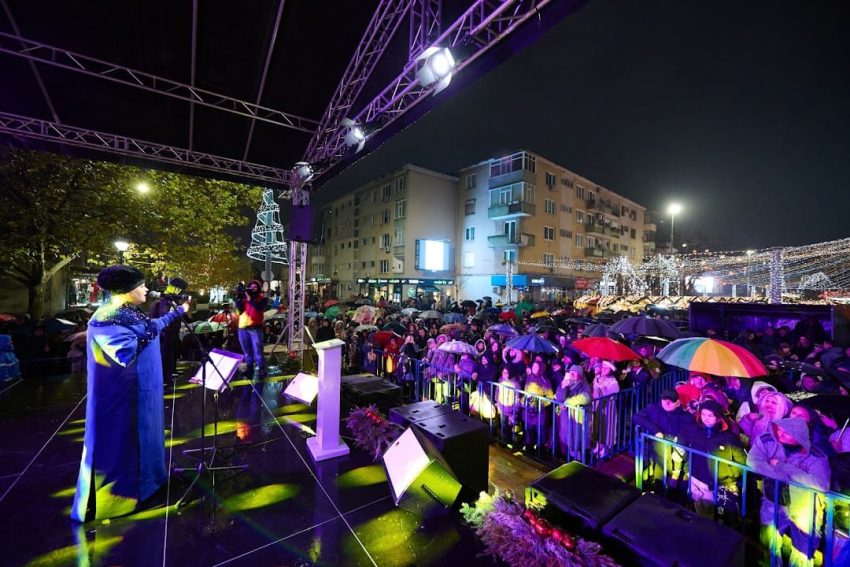 87715d7c abbb 44ee a81c cd76888d2a78 - Piteștiul, în haine de sărbătoare! S-a deschis Târgul de Crăciun