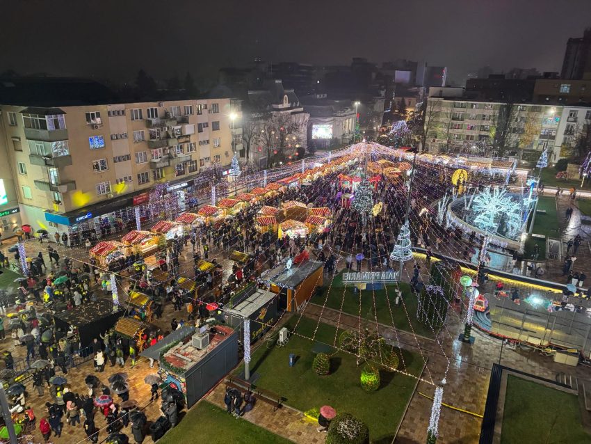 baaf4afc 2b86 43af ad66 1b8d05f39f33 - Piteștiul, în haine de sărbătoare! S-a deschis Târgul de Crăciun