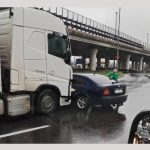 cv - Accident în zona Podul Viilor din Pitești! Implicate un autoturism și un TIR