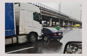 cv - Accident în zona Podul Viilor din Pitești! Implicate un autoturism și un TIR