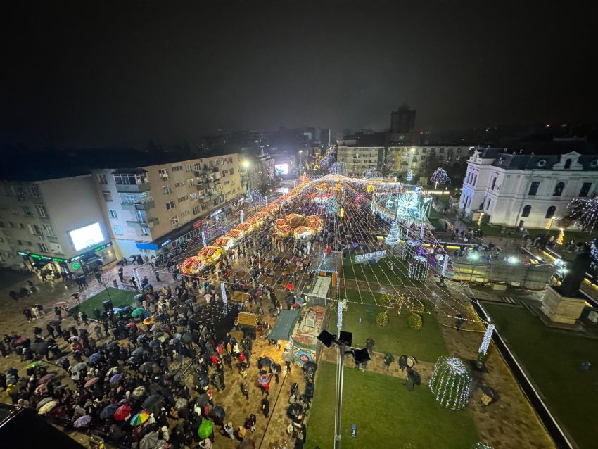 f87482ea 1839 41d6 abd7 48d3047a158f - Piteștiul, în haine de sărbătoare! S-a deschis Târgul de Crăciun
