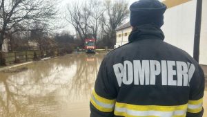 Inundație în Pitești: mai multe clădiri și mașini afectate pe Calea Câmpulung 8 pompieri inundatii dna sediu nou - Inundație în Pitești: mai multe clădiri și mașini afectate pe Calea Câmpulung