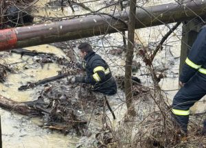 pompieri la apa calea campulung pitesti1 - Inundație în Pitești: mai multe clădiri și mașini afectate pe Calea Câmpulung