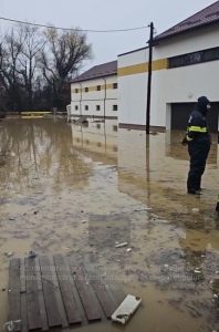 pompierii al sediul DNA 1 - Inundație în Pitești: mai multe clădiri și mașini afectate pe Calea Câmpulung