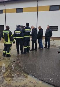 pompierii al sediul DNA - Inundație în Pitești: mai multe clădiri și mașini afectate pe Calea Câmpulung
