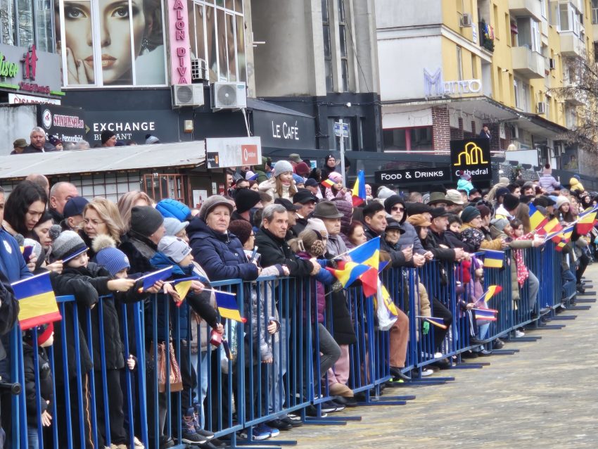 9777ae47 d876 4ff1 8702 d7568ec18011 - Ziua Națională a României, sărbătorită la Pitești! Paradă militară, exerciții și expoziție în Piața Vasile Milea