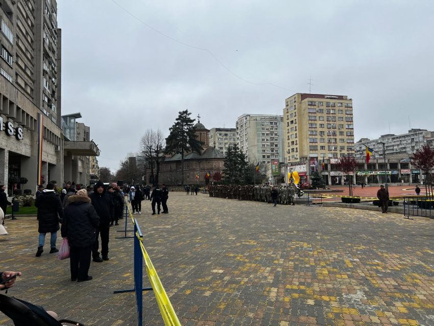 9bf4bd1a 8192 410c b039 e37a8745944a - Ziua Națională a României, sărbătorită la Pitești! Paradă militară, exerciții și expoziție în Piața Vasile Milea