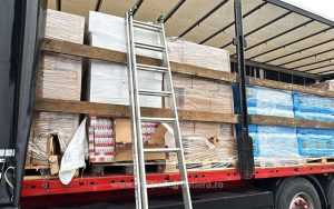 176449031573 146 S4 - 75.000 de pachete de țigări de contrabandă ascunse printre paleții cu ulei de motor