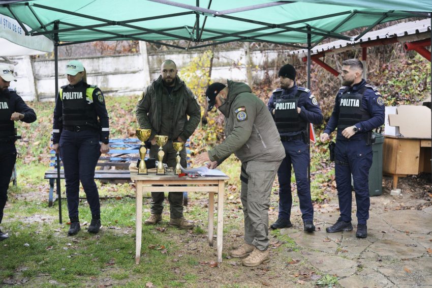 c199ff15 1d5d 4bd6 adea ecde60aef3fc - Ziua Națională a României, marcată de polițiștii argeșeni prin competiții, avansări și momente artistice