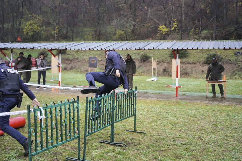 c406ebf4 e366 4313 b775 461720b0d1f9 - Ziua Națională a României, marcată de polițiștii argeșeni prin competiții, avansări și momente artistice