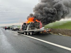 ambulanta foc - O ambulanţă a luat foc pe A1