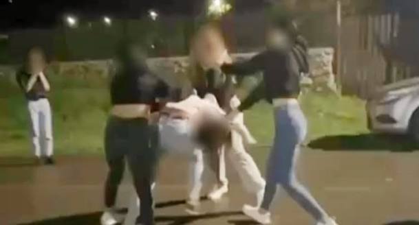 fată bătută de eleve