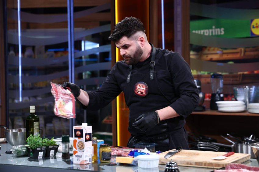 Andrei Mihăilescu de la The Place face furori la Chefi la cuțite: 4 cuțite pentru mușchiulețul său de aur! 1 Sursă foto: FB Andrei Mihailescu