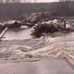 Podul peste Argeş de la Budeşti s-a rupt după deversările de la barajul Mihăileşti 10 un-pod-a-fost-rupt-de-ape-in-calarasi