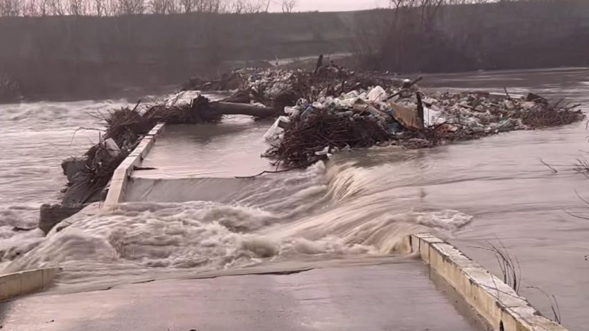 un-pod-a-fost-rupt-de-ape-in-calarasi un-pod-a-fost-rupt-de-ape-in-calarasi