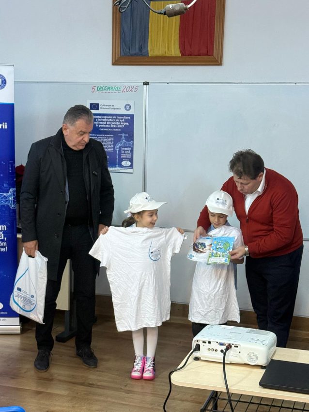 1c14a858 ea0d 4efd 9d37 5d3becbf5a7a 1 - La Școla Traian, Moș Nicolae a venit mai devreme pentru o parte dintre pitici!