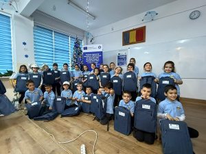 79c011b0 afae 4696 ae49 43713d6309b3 - La Școla Traian, Moș Nicolae a venit mai devreme pentru o parte dintre pitici!