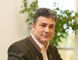 OLAVI NITESCU - Olavi Nițescu: Adevăratul lider reușește să conecteze instituțiile cu oamenii și politica cu bunul-simț!