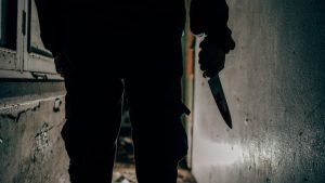 PWVmYjBlNWEwNGEyYWQ0NjYzMDY0ZWIwZGYxOWExN2Mz.thumb - Crimă șocantă în fața blocului! Bărbat înjunghiat mortal de un bătrân de 70 de ani