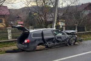 d5731364 6d15 4033 8c13 73aa63d98a02 - Accident grav în Lerești! Mașină făcută praf după ce a intrat într-un stâlp de electricitate