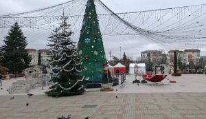 mioveni centru 1 - Atenție, părinți și bunici! Spectacolul de lumini și trenulețul magic se pregătesc în centrul Mioveniului!