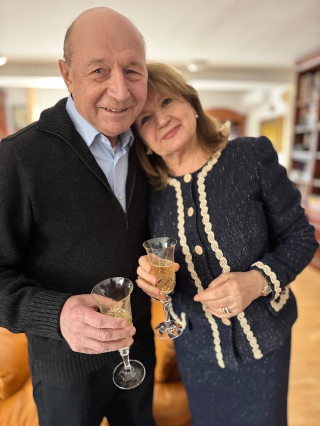 Traian Băsescu s-a recăsătorit! Cu aceeași femeie! 3 Traian Băsescu