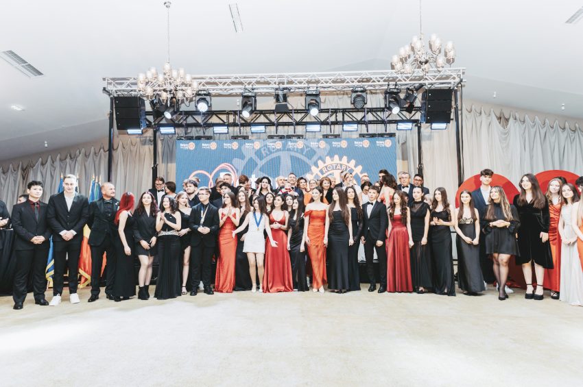 Rotary a creat un bal de basm la Pitești: 400 de oaspeți în slujba comunității 6 Interact - Rotary a creat un bal de basm la Pitești: 400 de oaspeți în slujba comunității