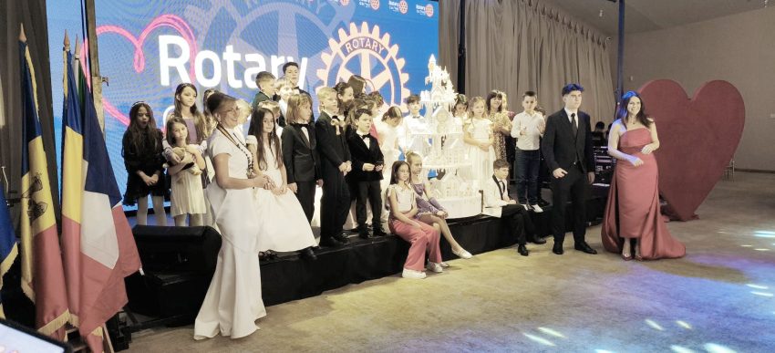 Rotary a creat un bal de basm la Pitești: 400 de oaspeți în slujba comunității 7 rotakids - Rotary a creat un bal de basm la Pitești: 400 de oaspeți în slujba comunității