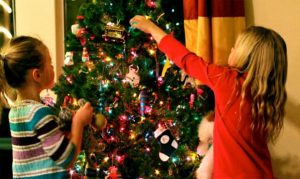 brad craciun impodobit - Sărbători în siguranță! De ce trebuie să ținem cont atunci când împodobim bradul