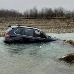 Și-a abandonat mașina în râu pentru a scăpa de polițiști 11 cats - Și-a abandonat mașina în râu pentru a scăpa de polițiști