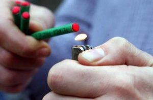 cats 2 - Petarde ilegale în centrul Piteștiului: un tânăr a fost prins de jandarmi