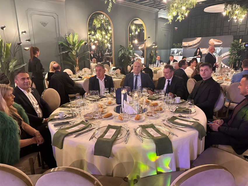 Cine a câștigat competiția? Gala Premiilor de Excelență Argeșul - seară de sărbătoare în presă 2 WhatsApp Image 2025 12 10 at 23.13.52 3 - Cine a câștigat competiția? Gala Premiilor de Excelență Argeșul - seară de sărbătoare în presă