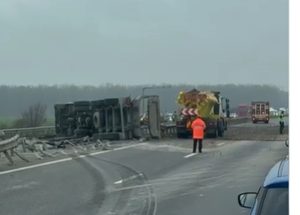 cats 1 - Trafic paralizat pe A3 din cauza unui camion răsturnat