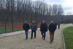 Dacă stai în Costești, te-ai scos! Foișoare pentru grătar, teren multisport și parcare! Investiția care schimbă totul 3 Sursă foto: FB Primăria Orasului Costesti