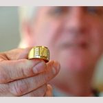 Înșelăciune în stradă! Piteștean păcălit cu bijuterii false! 11 inel bijuterie ghiul