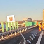 Accident pe DEx 12! Un tir încărcat cu sucuri a intrat în parapetul median 12 a332aaf3 5a34 4a42 9837 320dd8fa94e8 - Accident pe DEx 12! Un tir încărcat cu sucuri a intrat în parapetul median